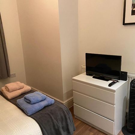 Notting Hill Next Door Bedroom In The Share Flat London Eksteriør billede