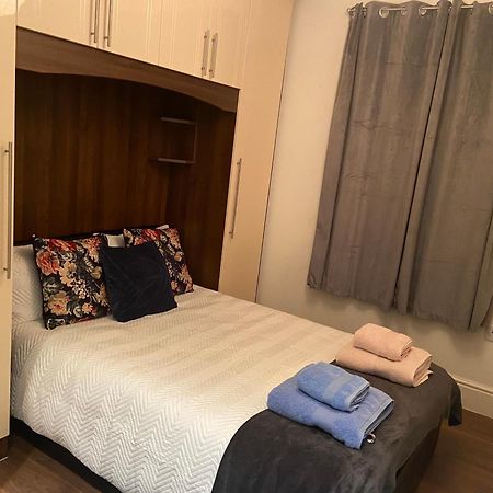 Notting Hill Next Door Bedroom In The Share Flat London Eksteriør billede