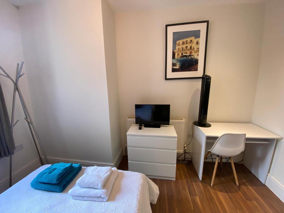 Notting Hill Next Door Bedroom In The Share Flat London Eksteriør billede