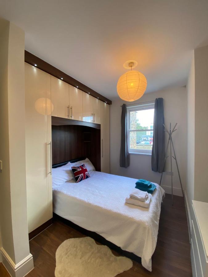 Notting Hill Next Door Bedroom In The Share Flat London Eksteriør billede