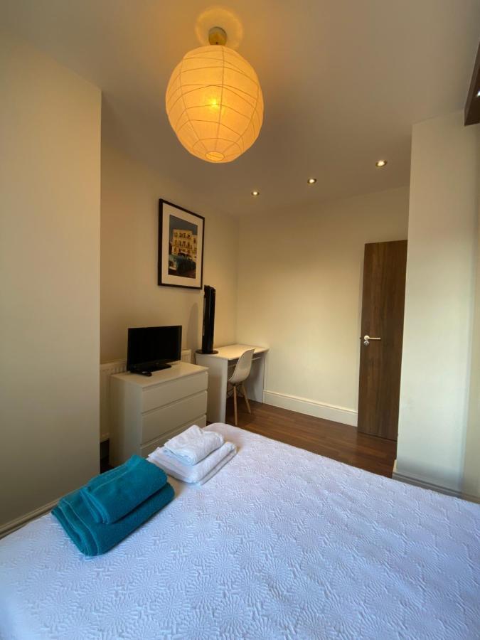 Notting Hill Next Door Bedroom In The Share Flat London Eksteriør billede