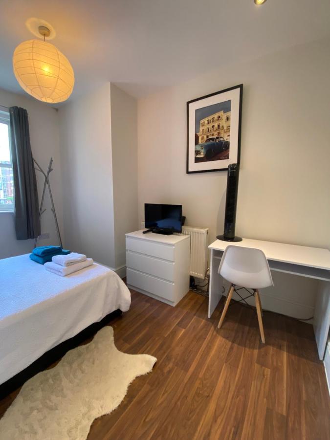 Notting Hill Next Door Bedroom In The Share Flat London Eksteriør billede