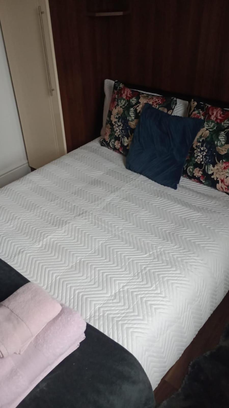 Notting Hill Next Door Bedroom In The Share Flat London Eksteriør billede