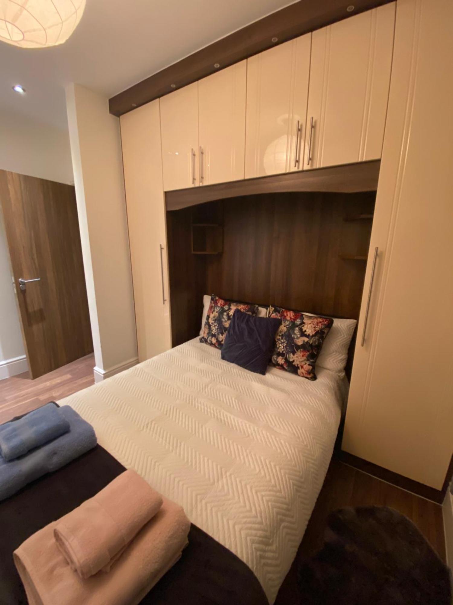Notting Hill Next Door Bedroom In The Share Flat London Eksteriør billede